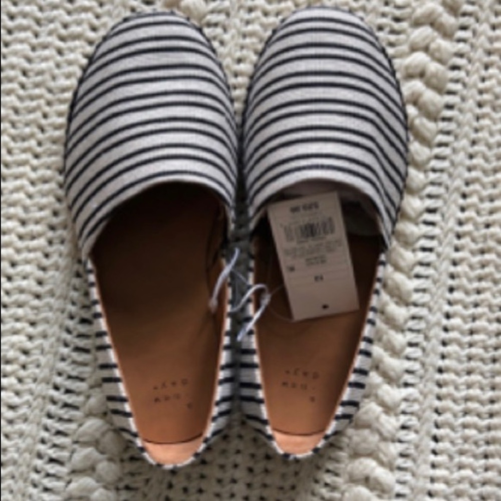 WOMEN’S ANDI ROUND TOE ESPADRILLE FLATS - Picture 4 of 6